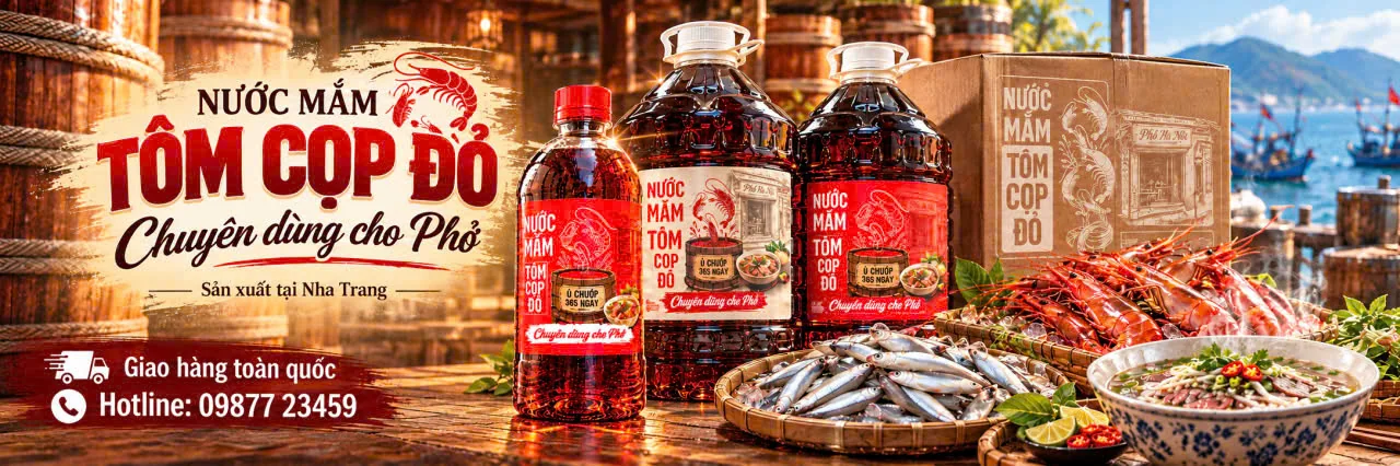 Nước mắm Tôm Cọp Đỏ chuyên dùng cho phở, sản xuất tại Nha Trang, bên rổ cá cơm, tôm sú và bát phở. Giao hàng toàn quốc, hotline 0987723459.